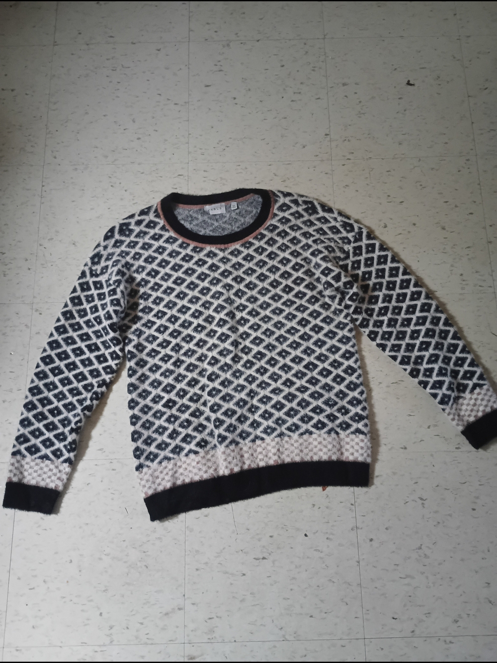 Cyrus Geometric Diamond Pattern Sweater - Picture 11 of 16